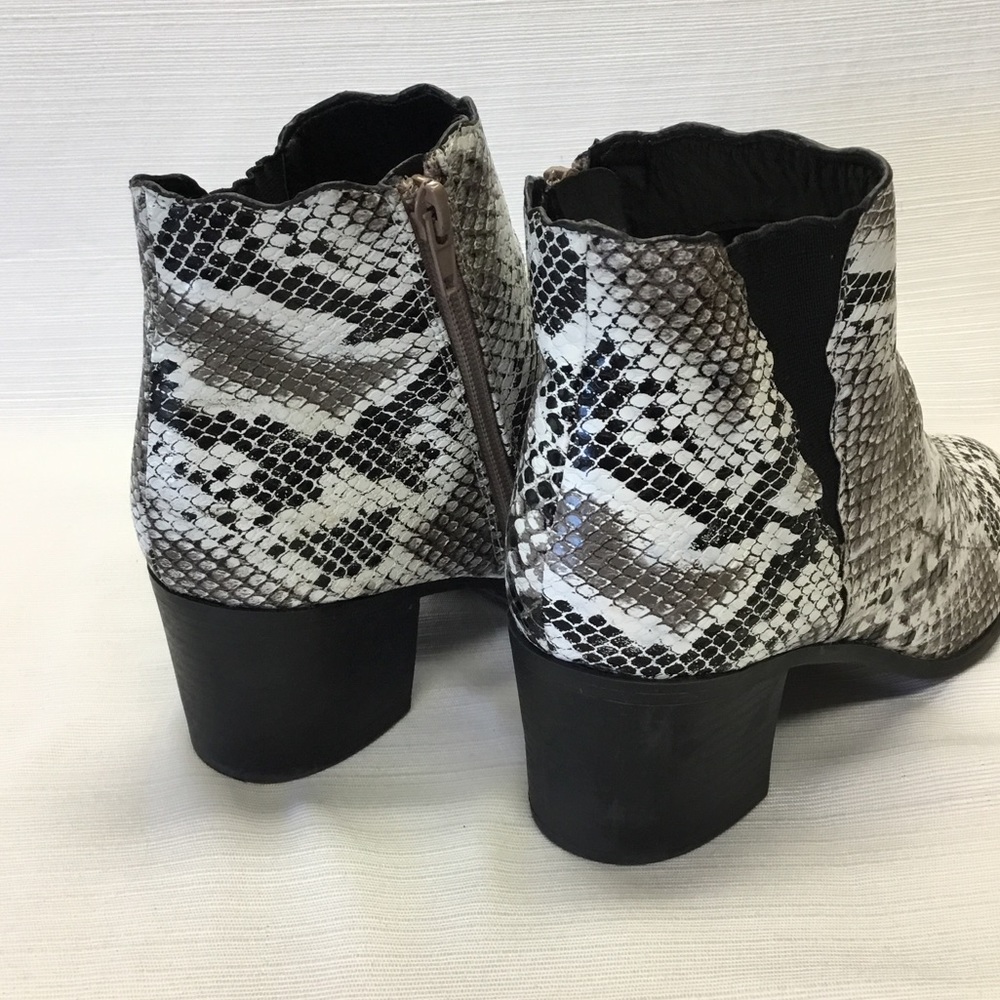 Qupid Striking Reptile Design Booties - Picture 5 of 8